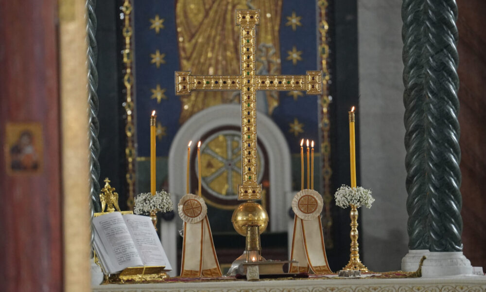 Midnight Easter liturgy in the Temple of Saint Sava. Ponocna uskrsnja liturgija u Hramu Svetoga Save.