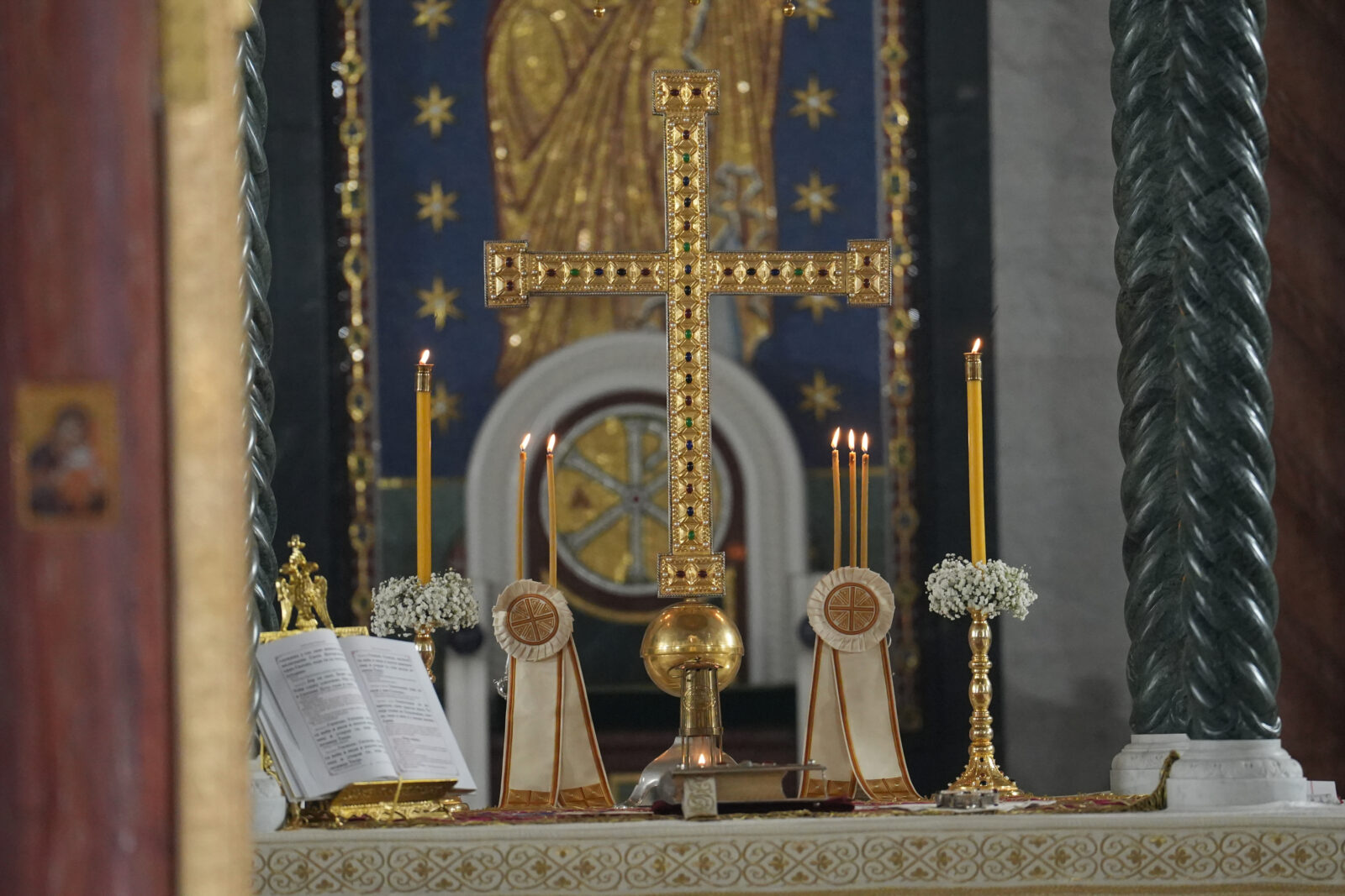 Midnight Easter liturgy in the Temple of Saint Sava. Ponocna uskrsnja liturgija u Hramu Svetoga Save.