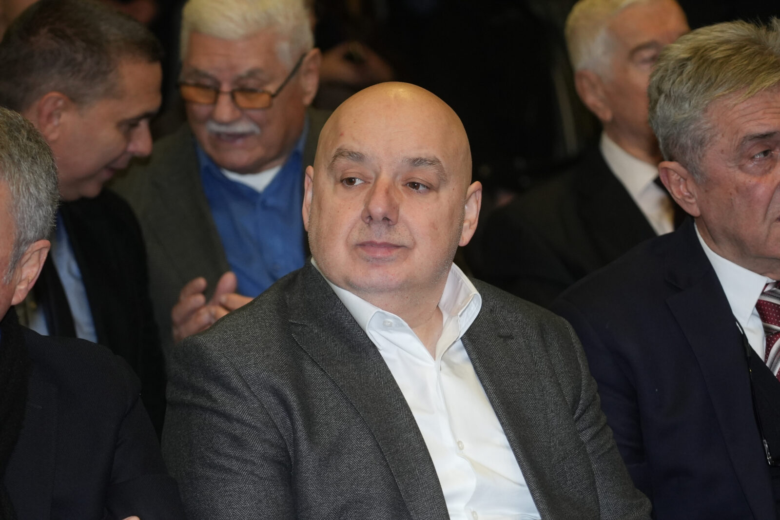 Commemoration of the death of Milorad Kosanovic, former football player and coach, was organized by the Vojvodina Football Club in the Congress Hall of the Novi Sad Fair. Komemoracija povodom smrti Milorada Kosanovica, nekadasnjeg fudbalera i trenera odrzana je u organizaciji Fudbalskog kluba Vojvodina u Kongresnoj sali Novosadskog sajma.