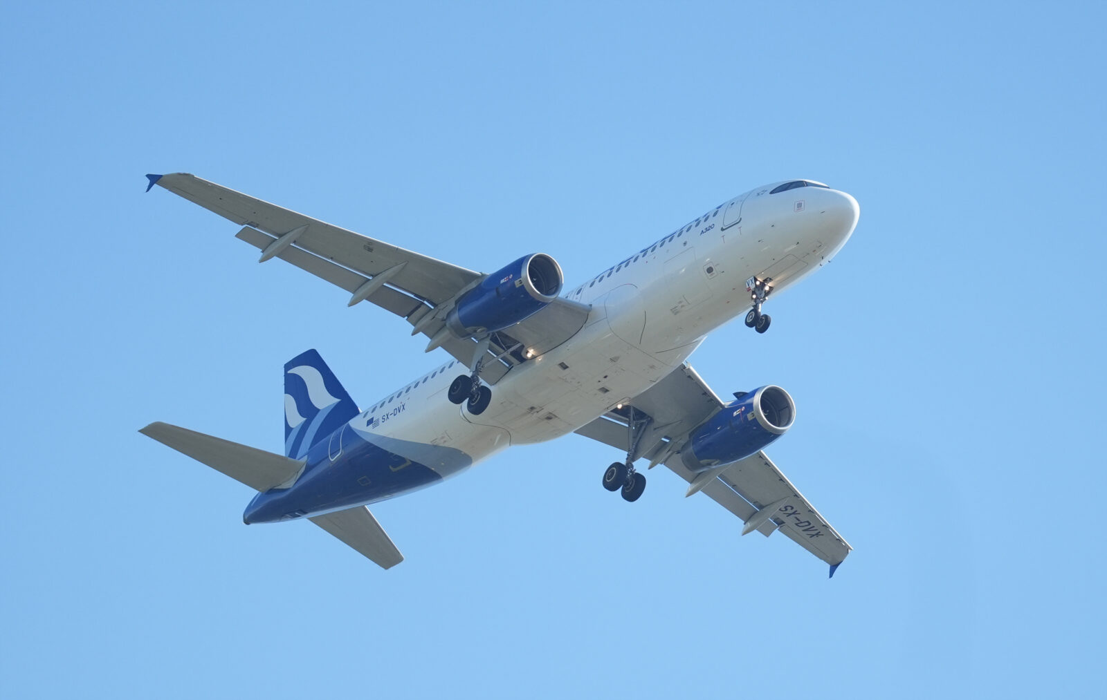 Airplanes from the FK Cukaricki stadium where the match between FK Cukaricki and FK Radnik is taking place. Avioni izdan stadiona FK Cukaricki gde je u toku utamica izmedju FK Cukaricki i FK Radnik.