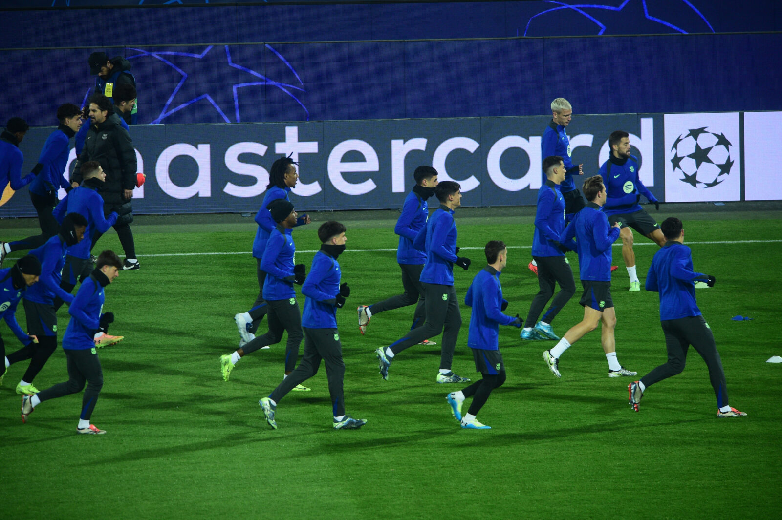 FC Barcelona players trained at the Rajko Mitic stadium before the match against Red Star in the fourth round of the Champions League. Fudbaleri FK Barselona odradili su trening na stadionu Rajko Mitic uoci utakmice protiv Crvene zvezde u cetvrtom kolu Lige sampiona.