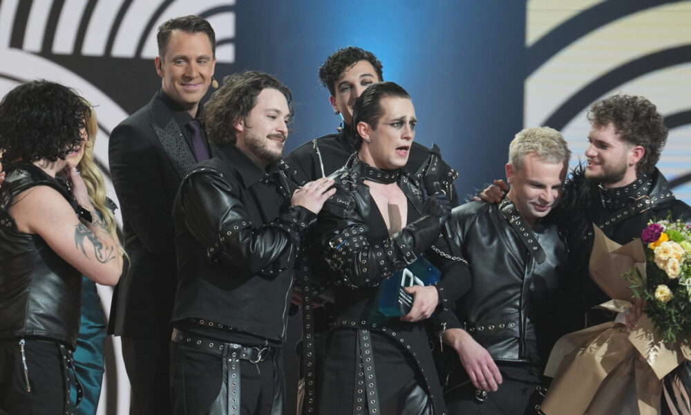 The winner of the "Song for Eurovision '26" festival is the band Lavina and they will represent Serbia at the Eurovision Song Contest 2026 in Vienna, Austria with the song "Kraj mene". Pobednik festivala "Pesma za Evroviziju '26" je bend Lavina i oni ce sa pesmom "Kraj mene" predstavljati Srbiju na takmicenju za Pesmu Evrovizije 2026 u Becu, Austrija.