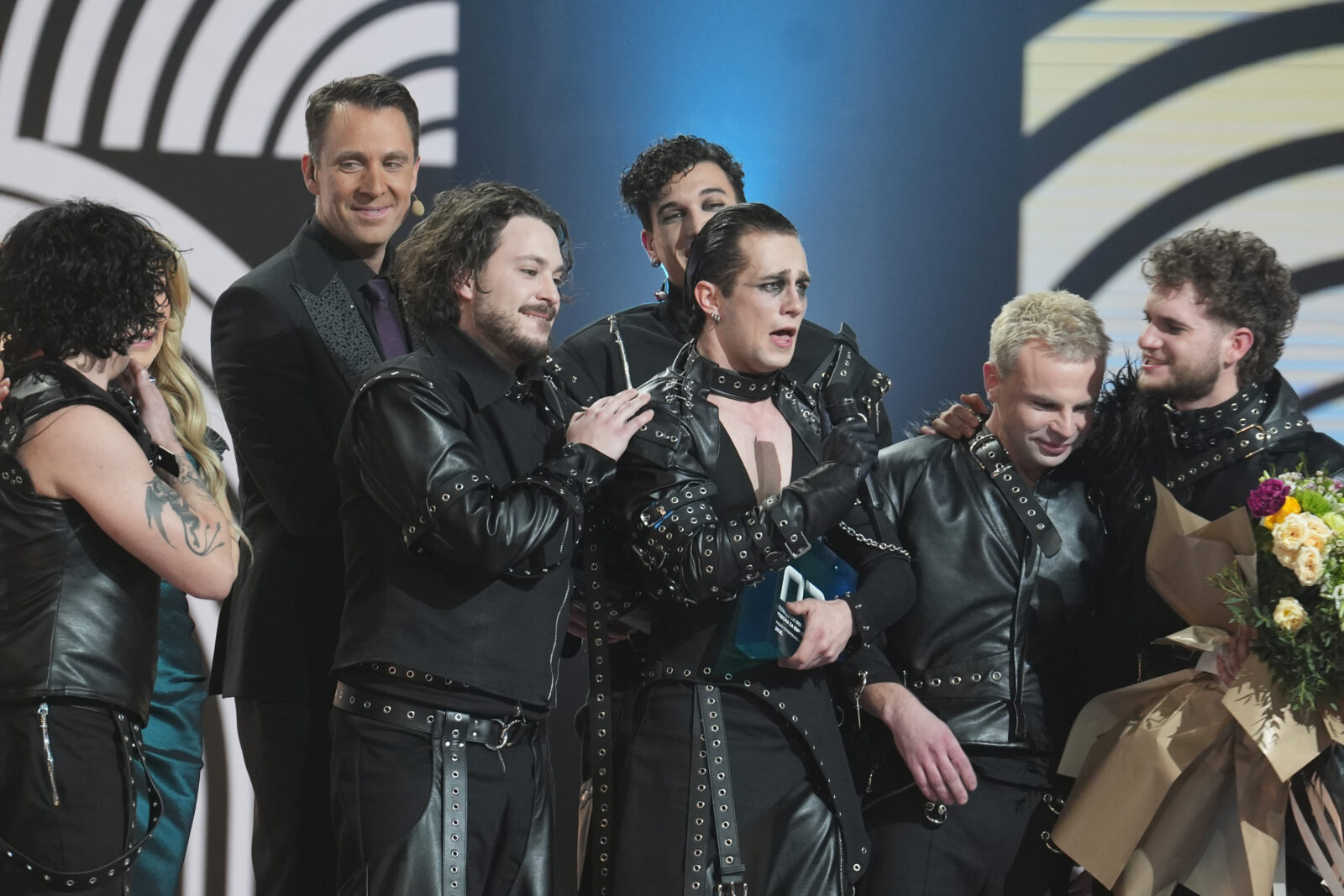 The winner of the "Song for Eurovision '26" festival is the band Lavina and they will represent Serbia at the Eurovision Song Contest 2026 in Vienna, Austria with the song "Kraj mene". Pobednik festivala "Pesma za Evroviziju '26" je bend Lavina i oni ce sa pesmom "Kraj mene" predstavljati Srbiju na takmicenju za Pesmu Evrovizije 2026 u Becu, Austrija.