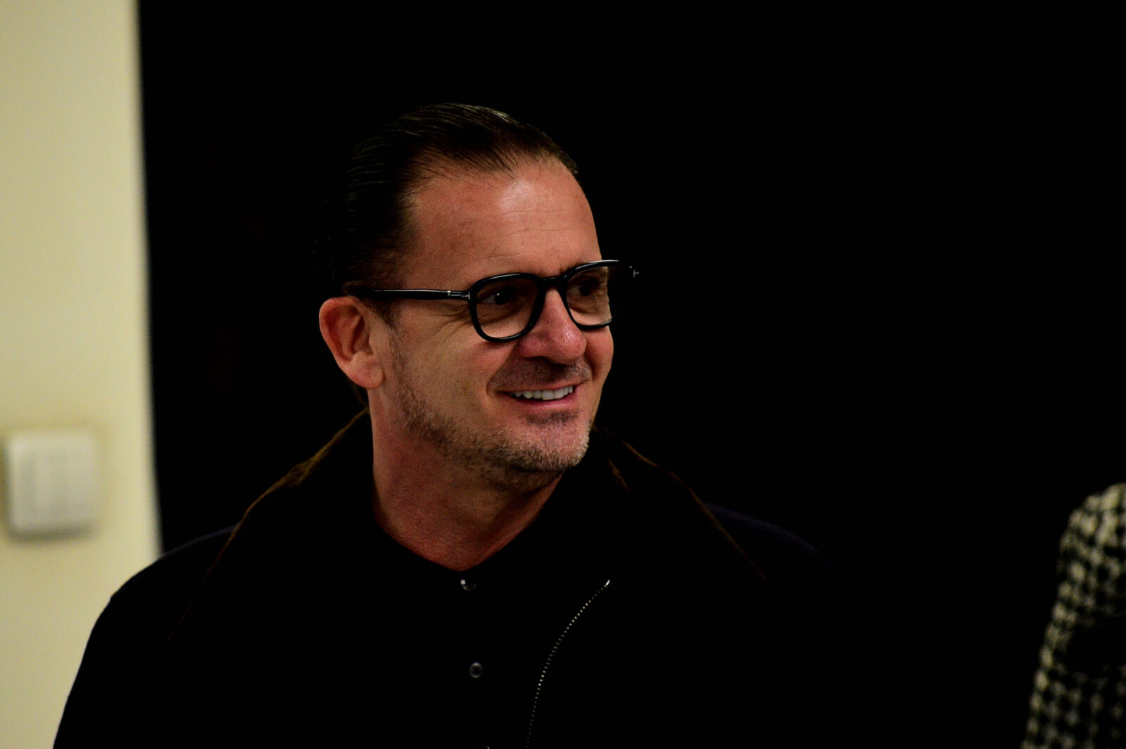 The promotion of the new head of the technical staff of FK Partizan, Nenad Stojakovic, was held in the press room of the FK Partizan stadium. Promocija novog sefa strucnog staba FK Partizan Nenada Stojakovica odrzana je u press sali stadiona FK Partizan.