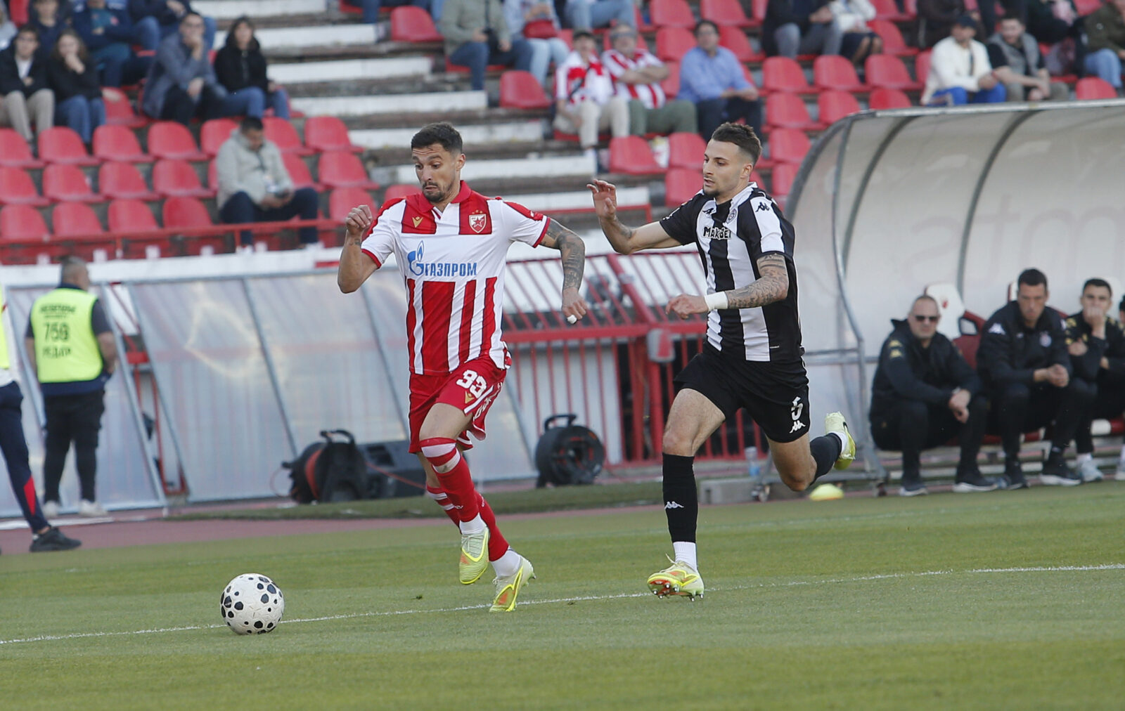 The match of the 33rd round of the Mozzart Super League of Serbia, the 179th eternal derby between FK Crvena zvezda and FK Partizan was played at the Rajko Mitic stadium. Utakmica 33. kola Mozzart Super lige Srbije, 179. veciti derbi izmedju FK Crvena zvezda i FK Partizan odigrana je na stadion Rajko Mitic.