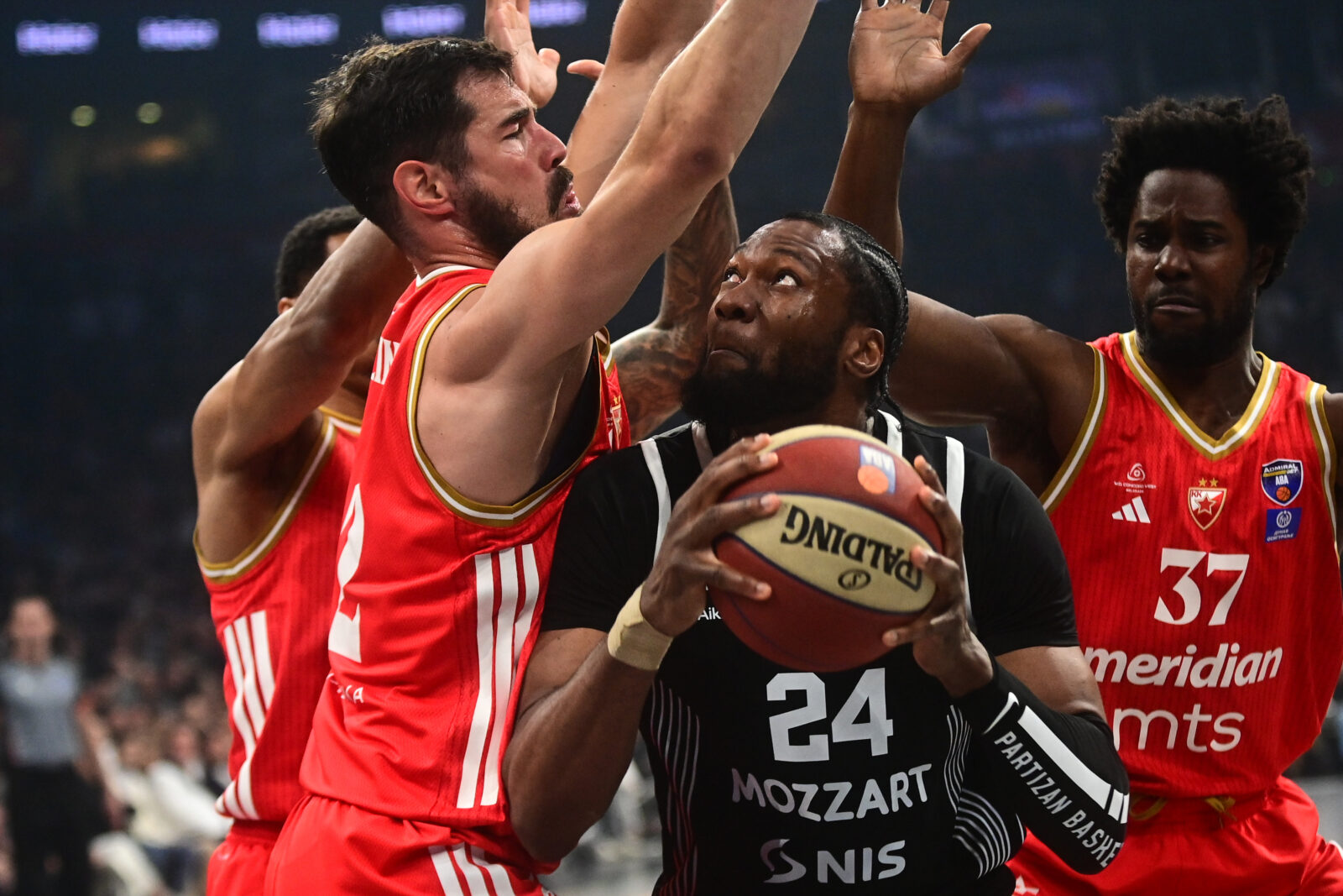 The first match of the AdmiralBet ABA League semi-final series between KK Crvena zvezda MeridianBet and KK Partizan Mozzart Bet was played at the Belgrade Arena. Prva utakmica polufinalne serije AdmiralBet ABA League izmedju KK Crvena zvezda MeridianBet i KK Partizan Mozzart Bet odigrana je u Beogradskoj Areni.