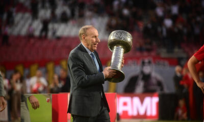 The Red Star football players were presented with the championship trophy at the Rajko Mitic stadium on the eve of the last match of the 37th round of the Mozzart Super League of Serbia in the 2025/26 season. Fudbalerima Crvene zvezde je na stadionu Rajko Mitic uoci utakmice poslednjeg, 37. kola Mozzart Super lige Srbije u sezoni 2025/26 urucen sampionski pehar.
