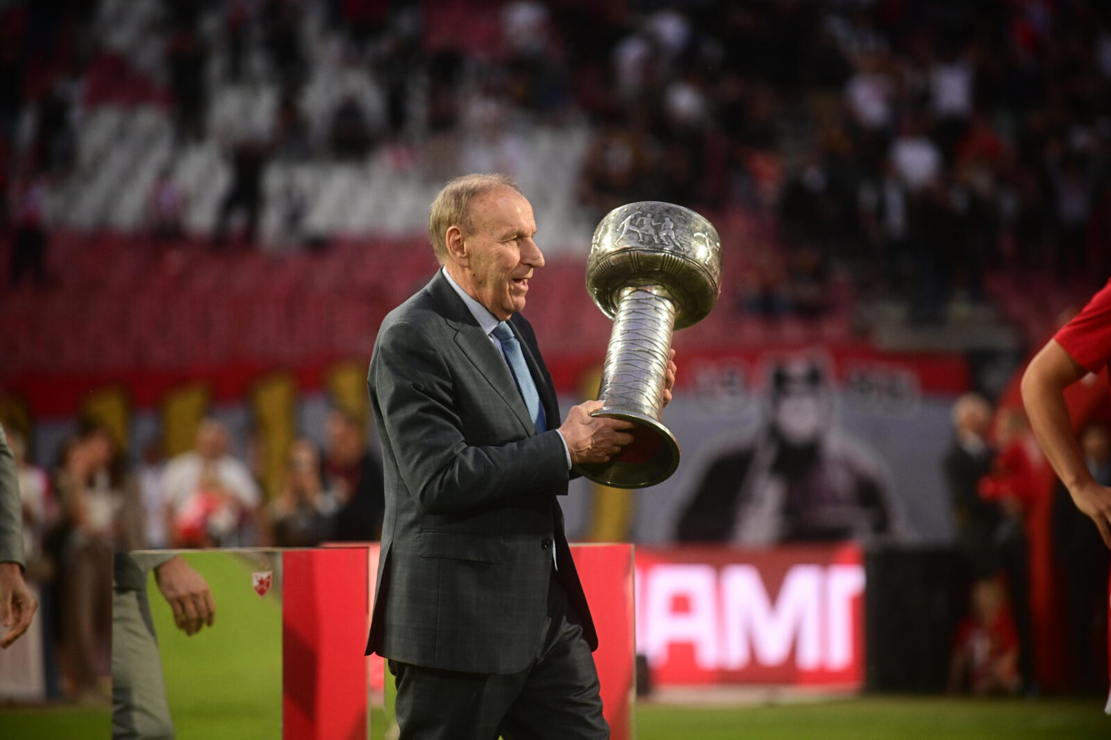 The Red Star football players were presented with the championship trophy at the Rajko Mitic stadium on the eve of the last match of the 37th round of the Mozzart Super League of Serbia in the 2025/26 season. Fudbalerima Crvene zvezde je na stadionu Rajko Mitic uoci utakmice poslednjeg, 37. kola Mozzart Super lige Srbije u sezoni 2025/26 urucen sampionski pehar.