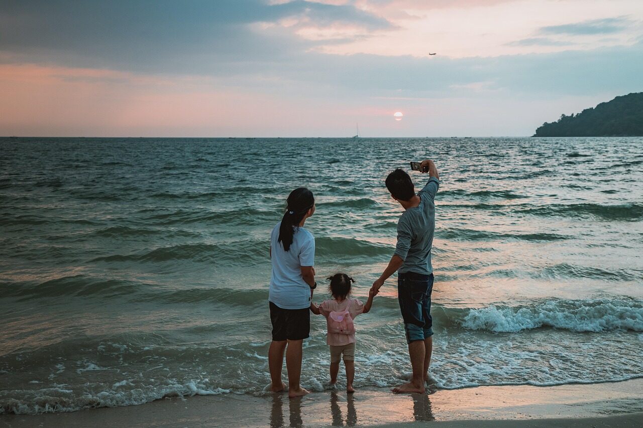 selfie, beach, family, child, mother, father, nature, vacations, mobile, smartphone, photo, summer, sea, water, ocean, happy, to travel, people, girl, asian, asia, chinese
