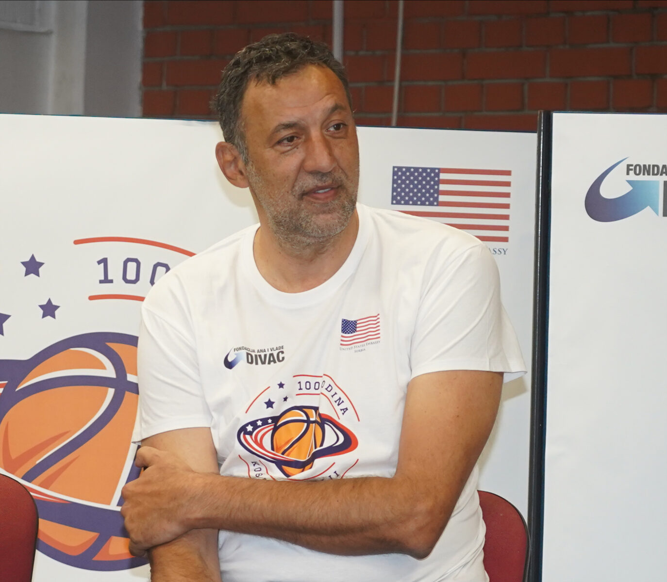 The Embassy of the United States of America in Belgrade and the Ana and Vlade Divac Foundation, on the occasion of 100 years of basketball in Serbia, organized the event "Small steps to big stars" where the legends of domestic and world basketball, the students of OS "20.oktobar" and guests conveyed their sports and life experiences. Ambasada Sjedinjenih Americkih Drzava u Beogradu i Fondacija Ana i Vlade Divac, povodom 100 godina kosarke u Srbiji, su organizovali dogadjaj "Malim koracima do v