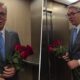 Aleksandar Vučić uručio buket ruža zaposlenima u Predsedništvu Srbije