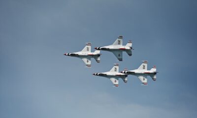 Bezbednosna provera posle niskog preleta Blue Angels iznad plaže u Floridi – niski prelet Blue Angels