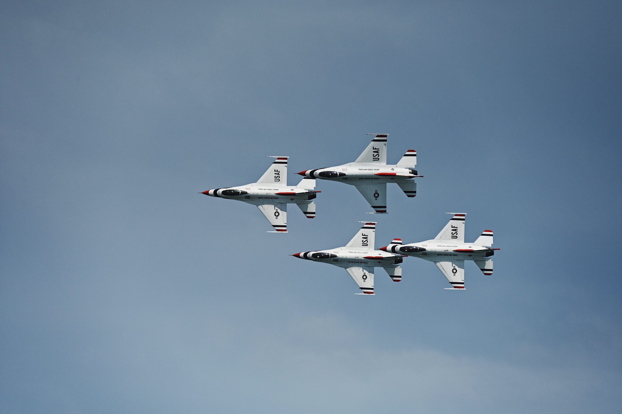 Bezbednosna provera posle niskog preleta Blue Angels iznad plaže u Floridi – niski prelet Blue Angels