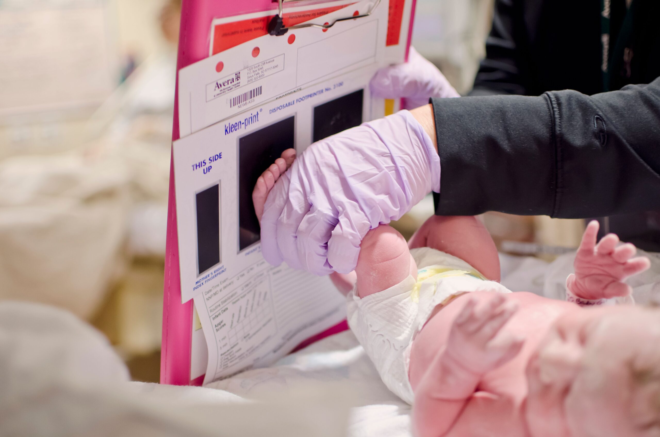 Dvema porodicama iz Kolorada DNK test otkrio zamenu beba u bolnici 1988. godine – zamena beba u bolnici