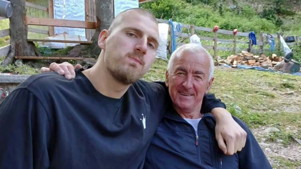 Nikola Jokić uživa na Trnovačkom jezeru sa prijateljima: Opušteno letovanje u Crnoj Gori – Nikola Jokić na letovanju u Crnoj Gori