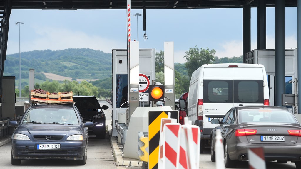 Zadržavanja na graničnim prelazima Gradina i Batrovci, bez gužvi na naplatnim rampama – najnovije stanje na putevima