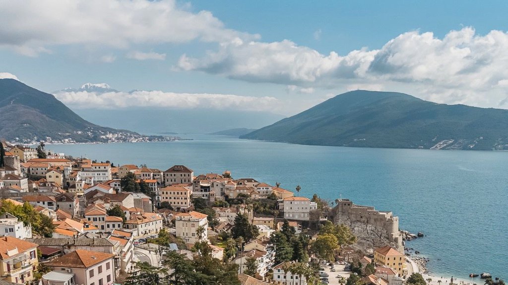 Herceg Novi uvodi zabranu šetnje u kupaćem kostimu i kampovanja u parku – nova pravila za turiste u Crnoj Gori