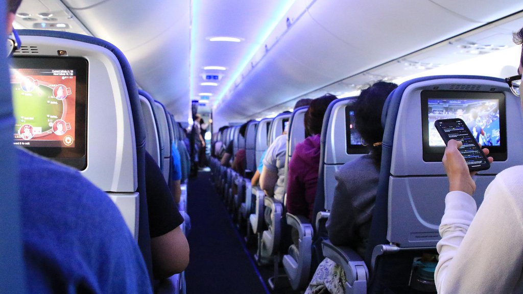 Nevreme sa gradom oštetilo avion u Štutgartu, pilot bezbedno prizemljio letelicu – grad oštetio avion