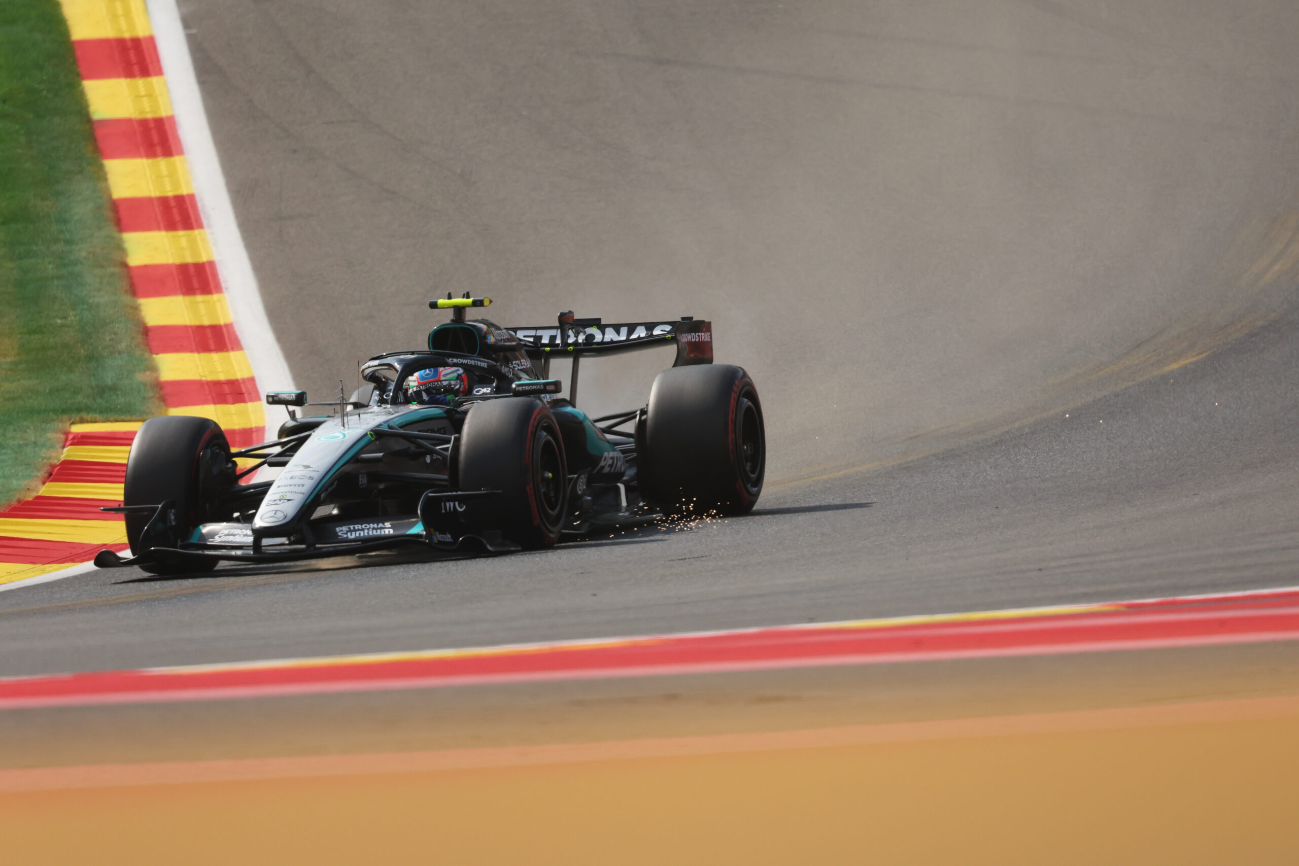 Kimi Antonelli dominira kvalifikacijama u Belgiji, Hamilton preživeo incident