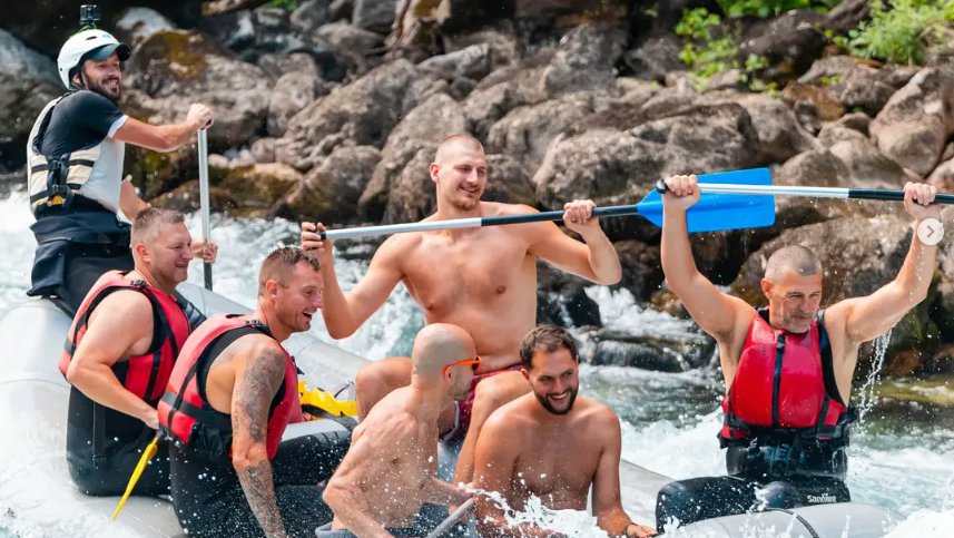 Nikola Jokić na raftingu: Zanimljiva situacija i spontana reakcija na reki – rafting Nikole Jokića