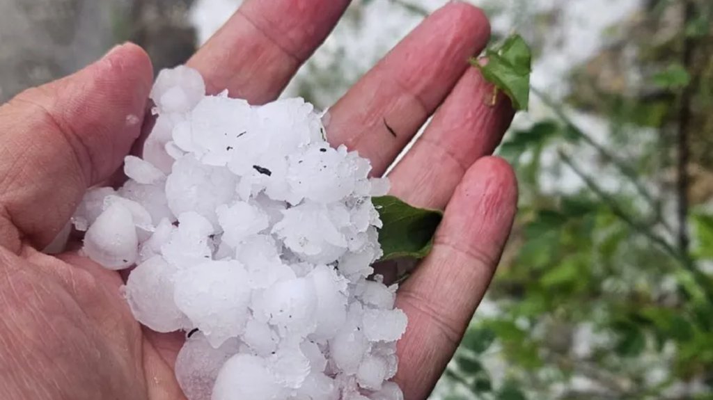 Snažno nevreme u Novom Pazaru izazvalo materijalnu štetu i plavljenje ulica