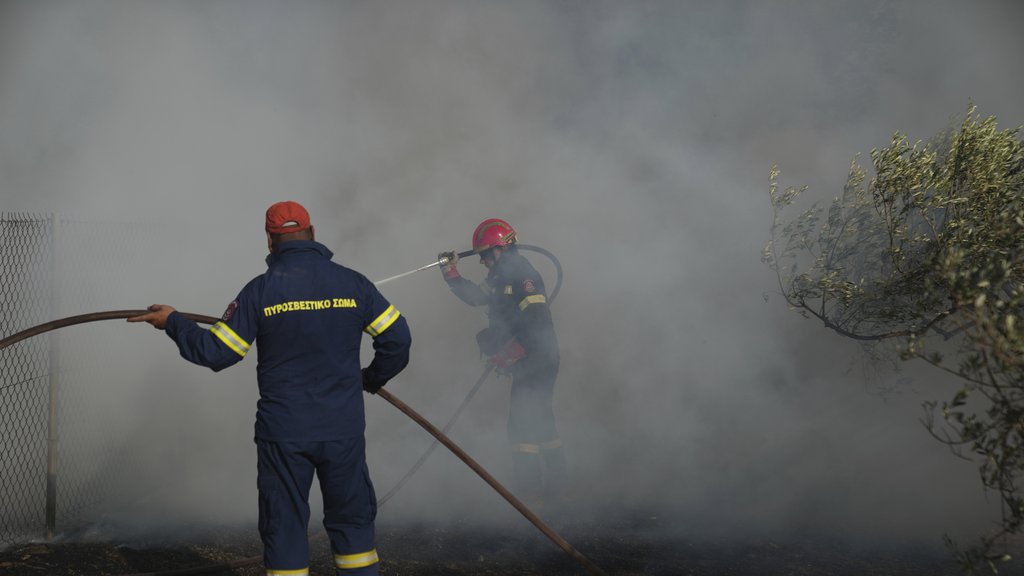 Šumski požar zahvatio oblast Milaki na Eviji, vatra ugrožava domaćinstva – požar u šumama na Eviji