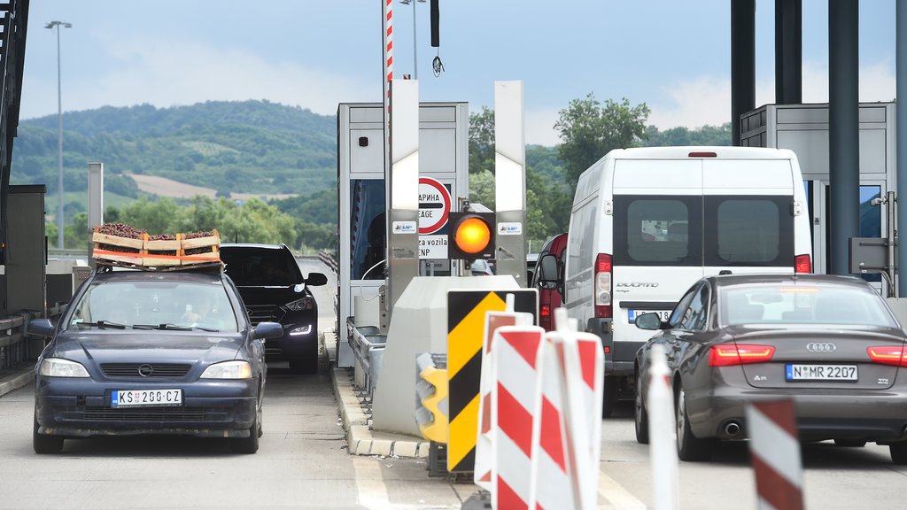 AMSS: Zadržavanja putničkih vozila na izlazu iz Srbije do četiri sata