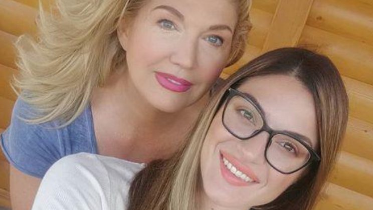 Ćerka Suzane Mančić impresionirala MUP pesmom na promociji novih polaznika – uniforma plava