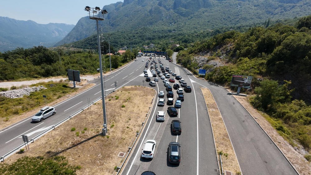 Kolona vozila na graničnom prelazu Gradina, saobraćaj obustavljen prema tunelu Pržojna padina – kolaps na graničnom prelazu Gradina