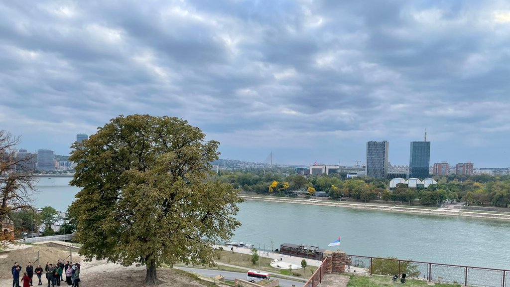 Oblačno i svežije vreme u Srbiji, lokalni pljuskovi u pojedinim krajevima