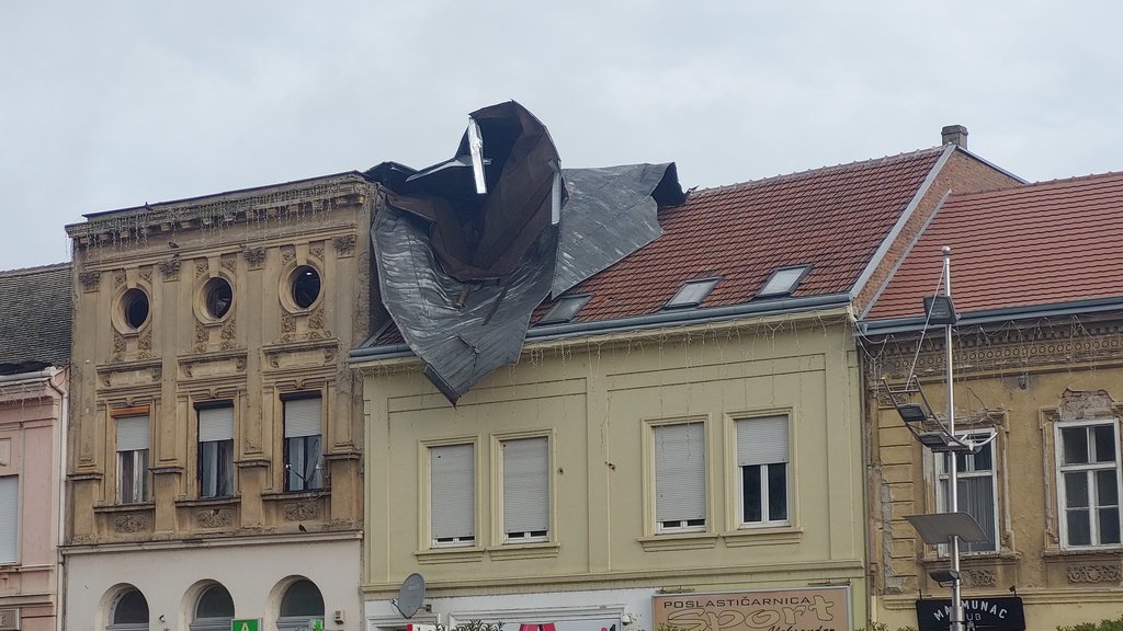 Oluja u Smederevu srušila krov zgrade i oštetila vozila