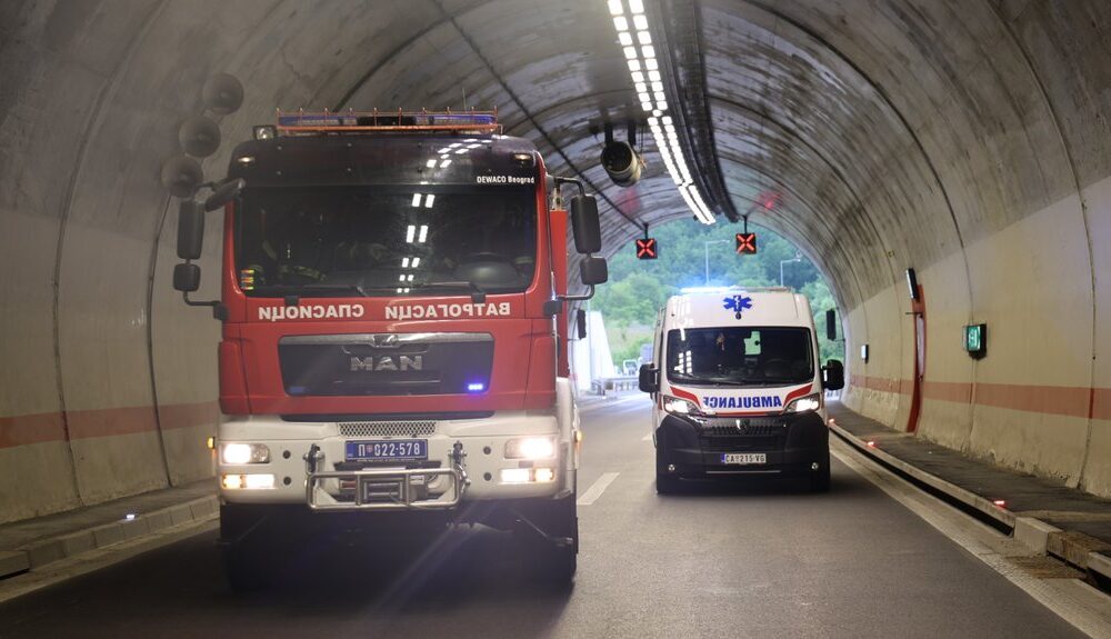 Saobraćajna nesreća u tunelu Lipak na obilaznici kod Beograda, kamion udario u zidove