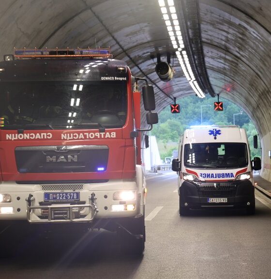Saobraćajna nesreća u tunelu Lipak na obilaznici kod Beograda, kamion udario u zidove