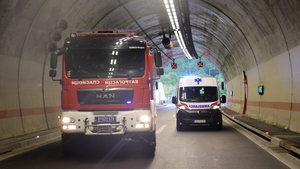 Saobraćajna nesreća u tunelu Lipak na obilaznici kod Beograda, kamion udario u zidove
