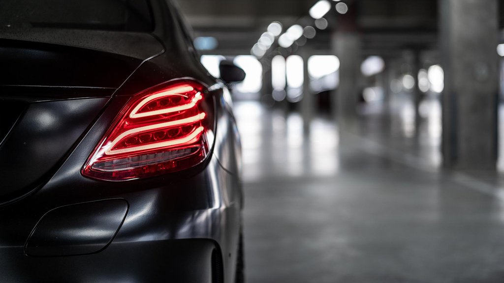 Mala rupa na zadnjim vratima automobila: čemu zapravo služi i zašto je važna – dečja sigurnosna brava na zadnjim vratima