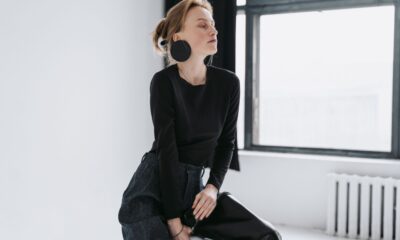 Minimalistički stil i crna boja osvajaju letnje modne kombinacije – minimalistički stil moda