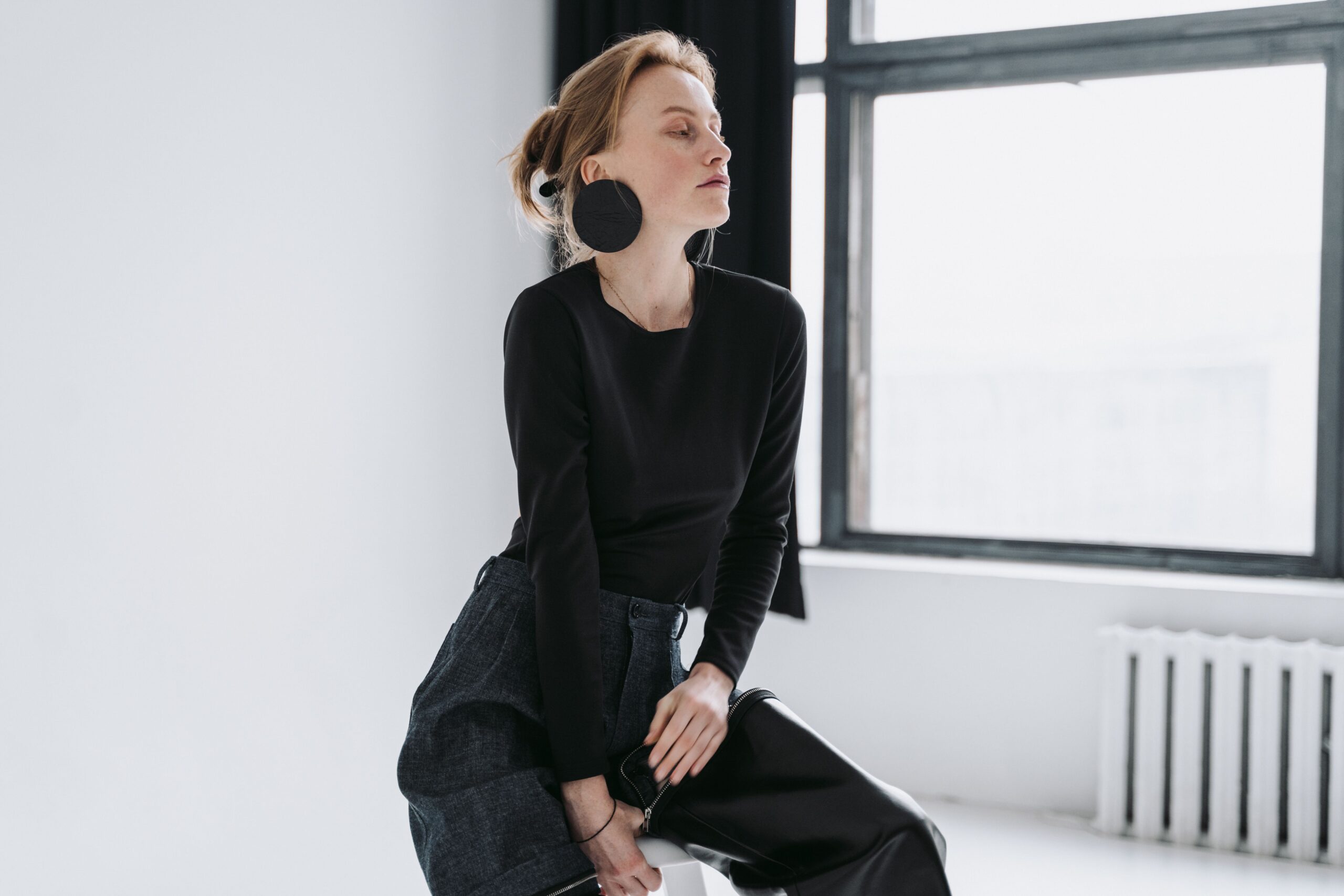 Minimalistički stil i crna boja osvajaju letnje modne kombinacije – minimalistički stil moda