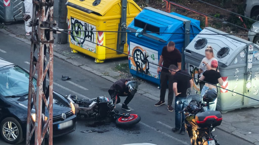 Sudar automobila i motocikla u Ulici Neznanog junaka, saobraćaj usporen