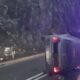 Automobil prevrnut kod isključenja za Lastu u Beogradu, saobraćaj otežan – prevrtanje automobila Beograd