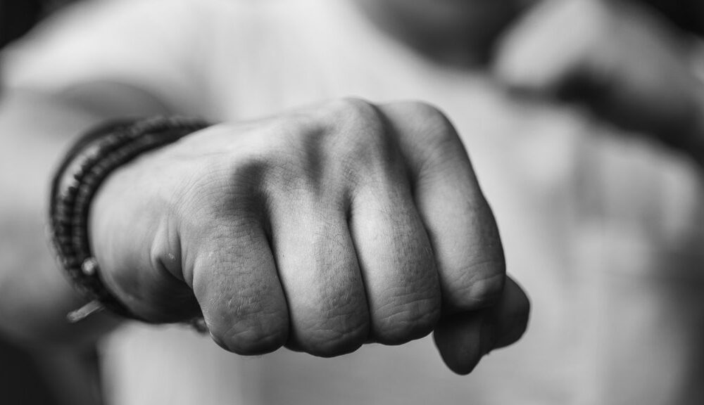 Masovna tuča u Nikšiću posle koncerta, povređen policajac i više mladića