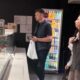 Nadežda Biljić i Toma Panić snimljeni u restoranu brze hrane u Beogradu