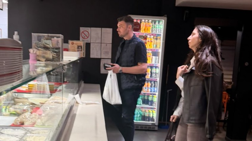 Nadežda Biljić i Toma Panić snimljeni u restoranu brze hrane u Beogradu