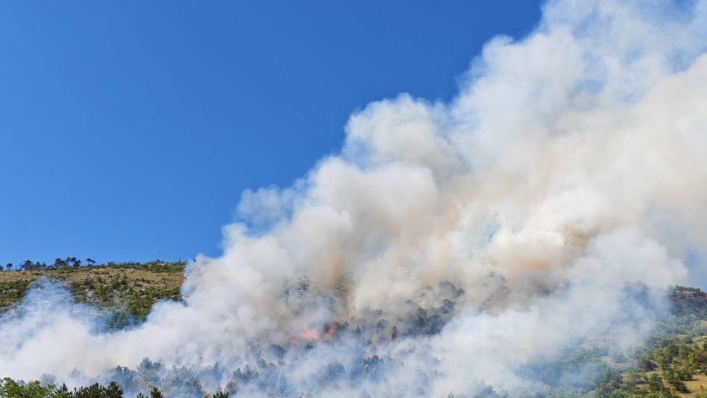 Požar kod Trebinja zahvatio selo Hum, vatrogasci brane kuće od vatre