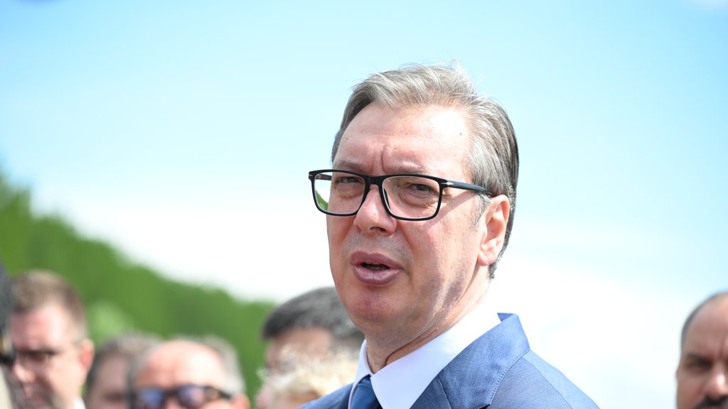 Predsednik Vučić najavio sniženje cena lekova i isplatu pomoći građanima