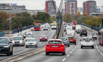 Saobraćajna nezgoda na Brankovom mostu u Beogradu, vozilo završilo na krovu