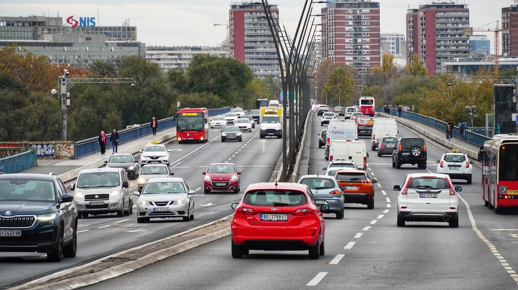 Saobraćajna nezgoda na Brankovom mostu u Beogradu, vozilo završilo na krovu