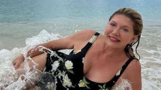 Suzana Mančić uživa u Grčkoj sa ćerkom i pokazuje samopouzdanje na pragu osme decenije – godine samo broj