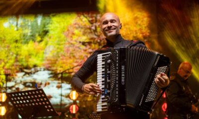 Aleksandar Sofronijević priredio spektakl u Kraljevu: Publika pevala uz hitove – Festival Zlatne harmonike Kraljeva