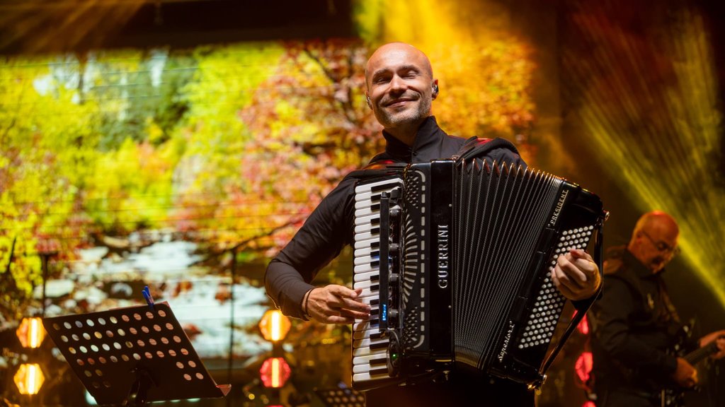 Aleksandar Sofronijević priredio spektakl u Kraljevu: Publika pevala uz hitove – Festival Zlatne harmonike Kraljeva