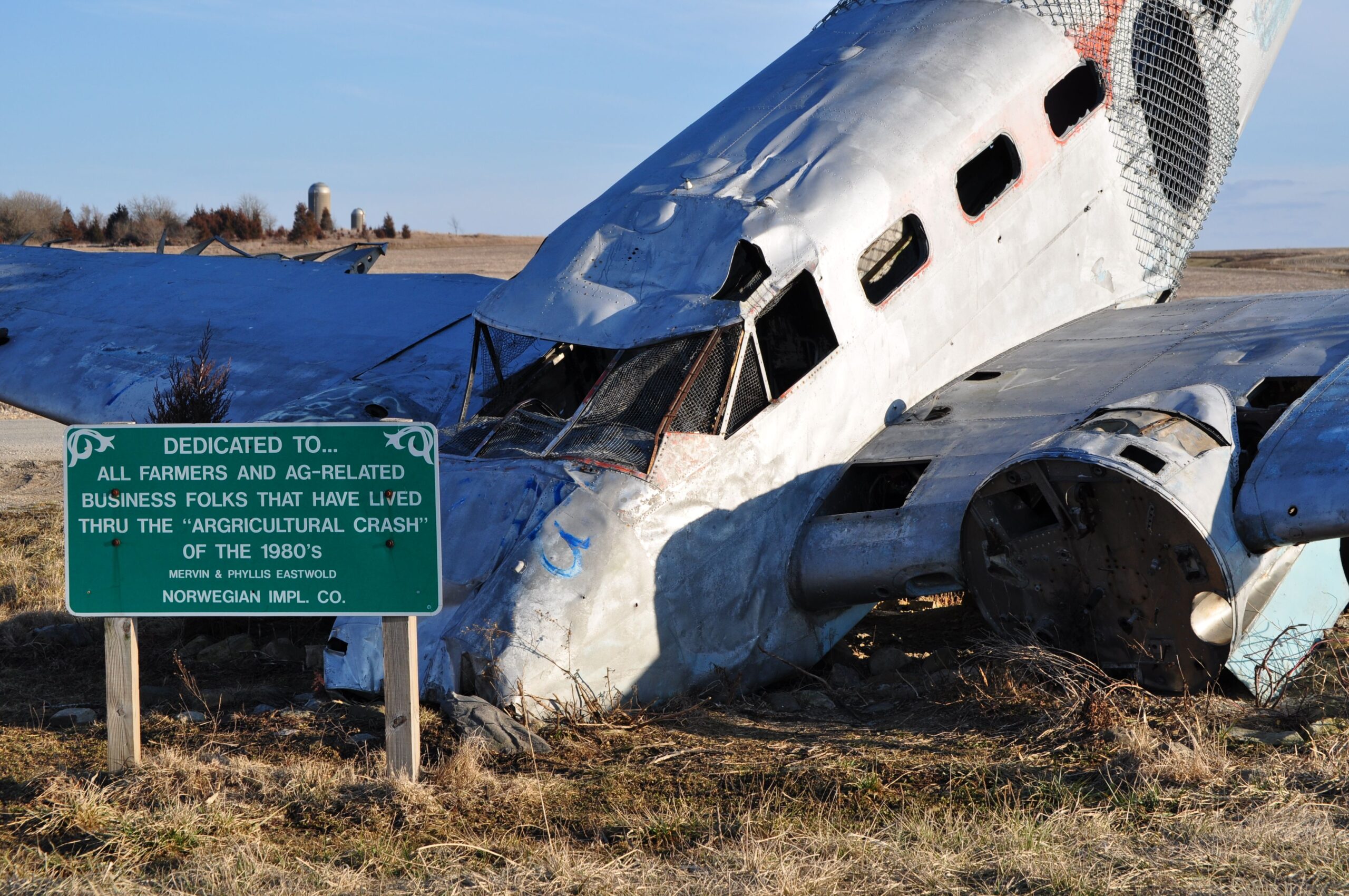Mali avion se srušio na porodičnu kuću u Nemačkoj, jedna osoba poginula – avionska nesreća u Nemačkoj